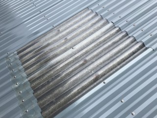 寝屋川市 倉庫屋根の明り取りカバー工事