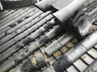 降棟の先の部分も瓦も押し出されて崩れています