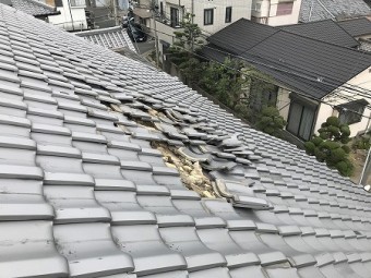 また、庫裏の方の桟瓦がズレて積み重なっています。