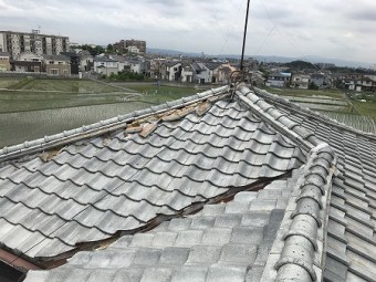 本棟は崩れてないのですが、隅棟は崩れています。