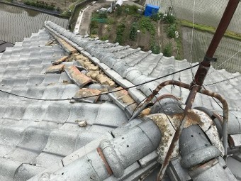 完全に棟瓦が崩れた状態です。