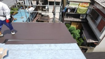 カレッセS遮熱プラスを屋根に葺いていきます。