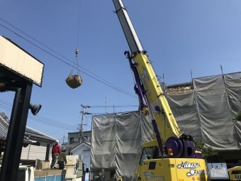 茨木市 お寺の屋根瓦解体を10tレッカーで作業