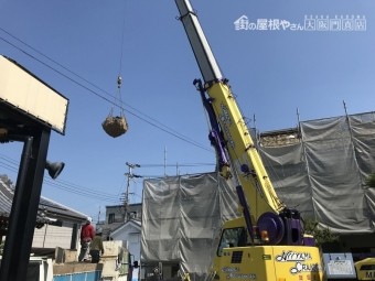 茨木市 お寺の屋根瓦解体を10tレッカーで作業