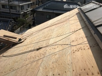 茨木市 葺き替え工事、合板野地板施工