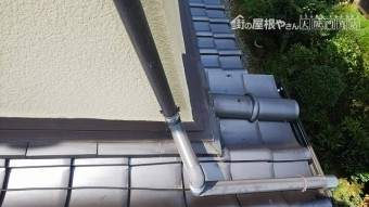 壁からノシ瓦がかなり大きく出ています。