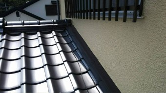 瓦の割り付けが悪いので、その部分から雨漏りを起こしているようです。