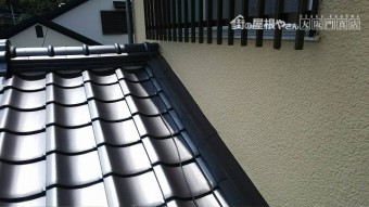 瓦の割り付けが悪いので、その部分から雨漏りを起こしているようです。