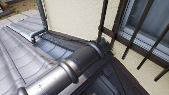 のし瓦が雨押板金より大きく飛び出しています。