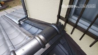 のし瓦が雨押板金より大きく飛び出しています。
