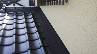 壁際に大きな雨押板金をカバーしました。