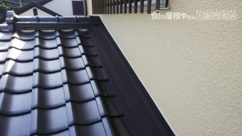 壁際に大きな雨押板金をカバーしました。