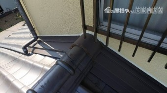 棟にも大きく円形で板金を加工して取り付けます。