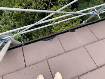 軒先に何かが当たって割れてしまっています。