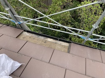 割れた瓦の釘を切って瓦を抜きます。