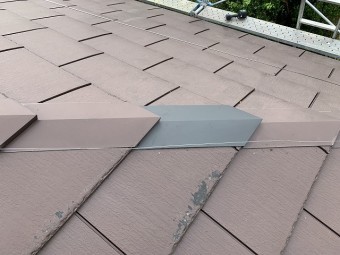 新たに差し棟板金を取り付けました。