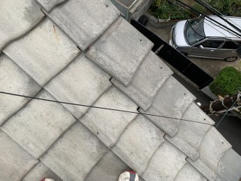 ケラバの右袖瓦がズレています。
