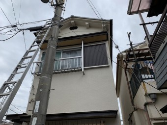 梯子をかけて2階屋根に上ります。