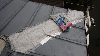 隅棟が台風で飛散して、テープなので養生してあります。
