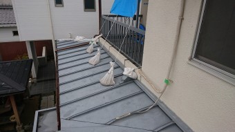 下屋根の瓦棒が台風の被害で棟が飛んでしまっています。