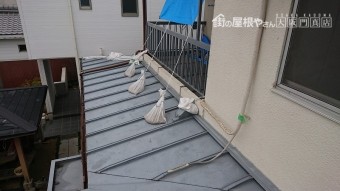 下屋根の瓦棒が台風の被害で棟が飛んでしまっています。