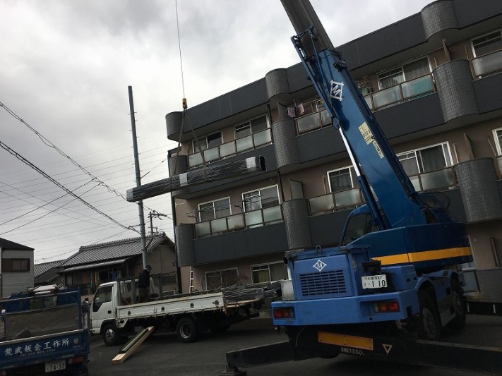 立平板金はレッカーを使用して一気に屋根まで上げます。