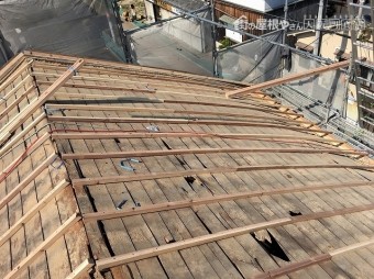 既存の野地に垂木を打ち合付けて嵩上げをします。