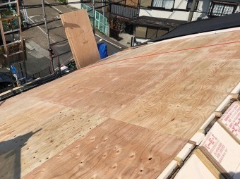 コンパネを垂木に打ち、野地仕舞を行います。
