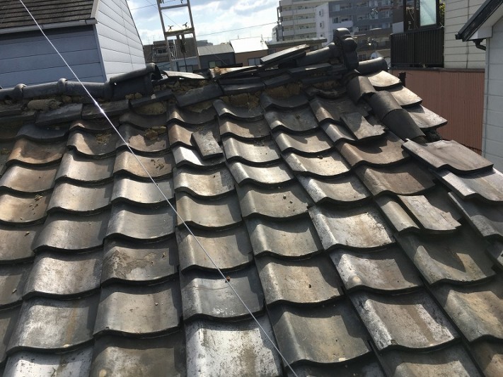 守口市 瓦屋根が崩れています