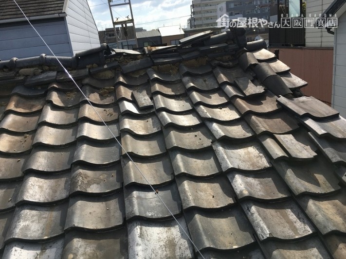 守口市 瓦屋根が崩れています