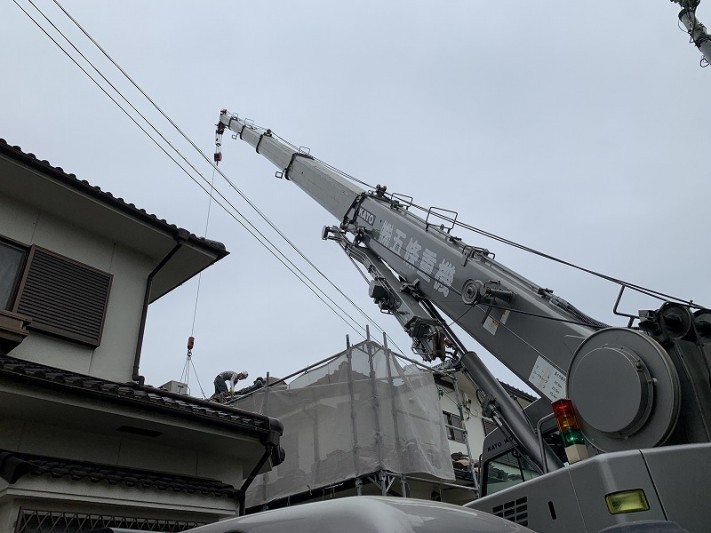 レッカーで瓦を下ろします。