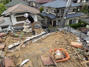 瓦の下の土も全部取り除きます。