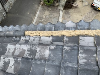 刀根丸の丸瓦がなくなって土が剥き出しです。