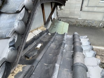 壁際のノシ瓦と漆喰も崩れています。