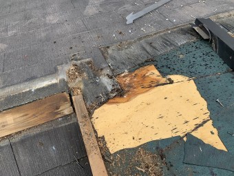 野地が雨漏りで腐食してます。