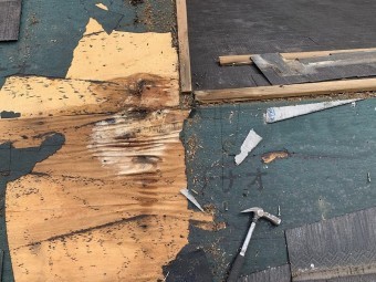 下地コンパネが腐ってダメです。