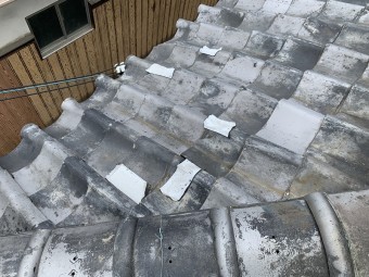 割れた瓦には防水テープで補修
