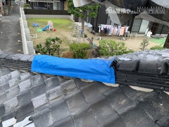 下屋根の隅棟にシートが
