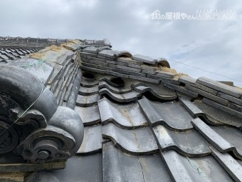 降棟と隅棟が崩れています。