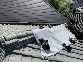 台風21号での被害で棟瓦が崩れてしまっています。
