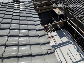 軒先の瓦が、何か飛んできたのか割れています。