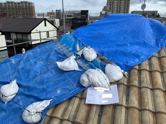 割れた部分にブルーシートを掛けてあります。