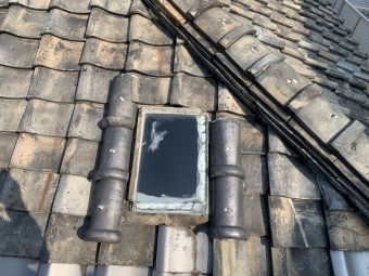 天窓瓦を回りもかなり劣化しています。