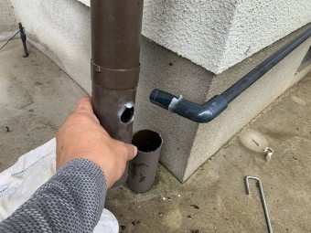 樋にパイプを突っ込んで、枯葉が溜まりやすくなってます。