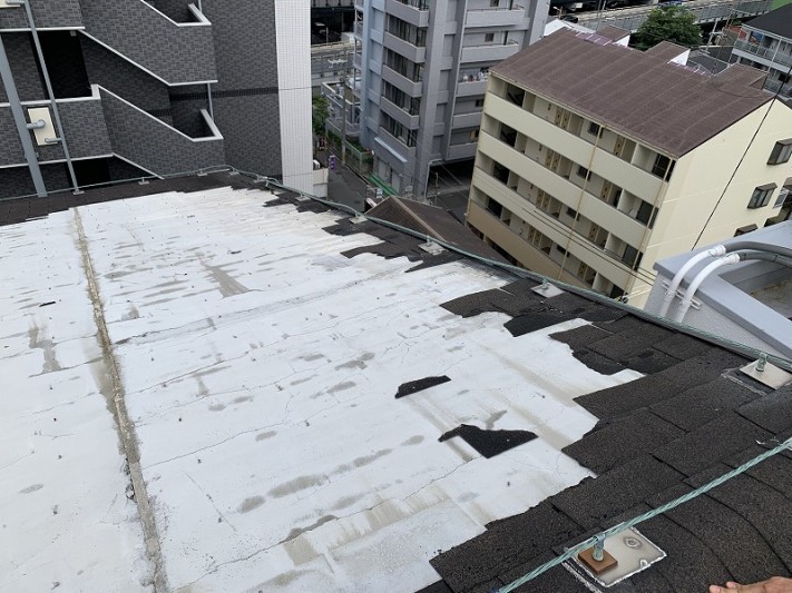 シングルが飛散してケラバ板金部分から漏水