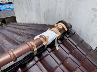 棟瓦が崩れていてビニールで養生しています。