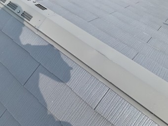棟換気横の棟包板金が凹んでいます。
