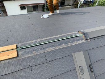 既存の棟換気を取り外して交換します。