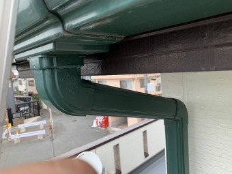 樋の集水器下が外れていました。