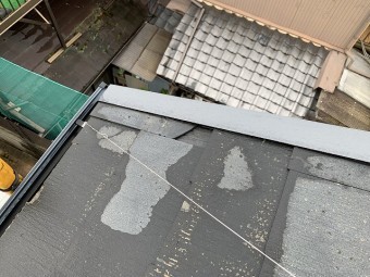 ケラバ部の2段目がズレてしまってます。